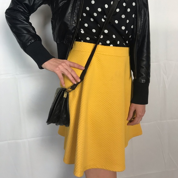 H&M Dresses & Skirts - ⭐️H&M Mustard Yellow/Gold Short A line Skirt⭐️
